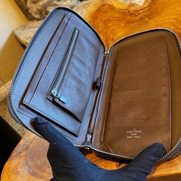 Louis Vuitton Atoll Organizer Wallet From the
2005 Collection
Taiga Leather - Picture 12 of 15